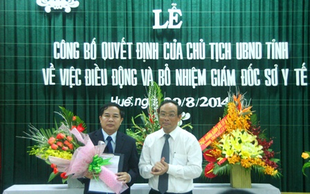 TS.Nguyễn Nam Hùng (trái) nhận quyết định bổ nhiệm giám đốc mới sở Y tế từ Chủ tịch tỉnh