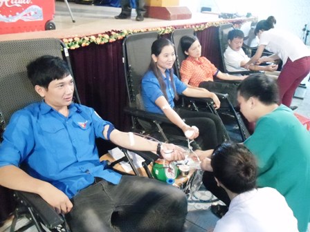 Đoàn viên thanh niên tình nguyện hiến máu vì cộng đồng.